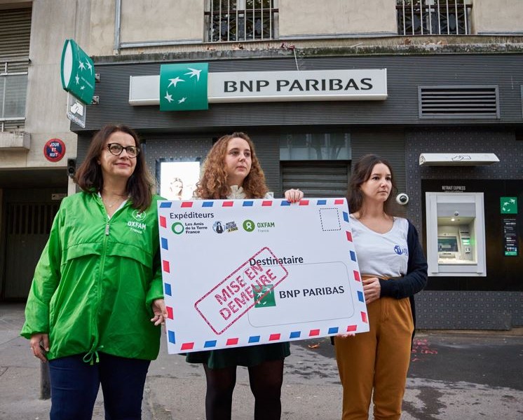 Together, let’s sue the most polluting bank in France!